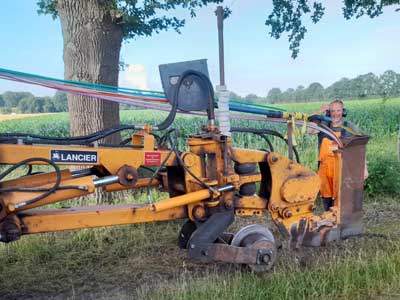 Kabelpflug im Einsatz bei der Glasfaserverlegung